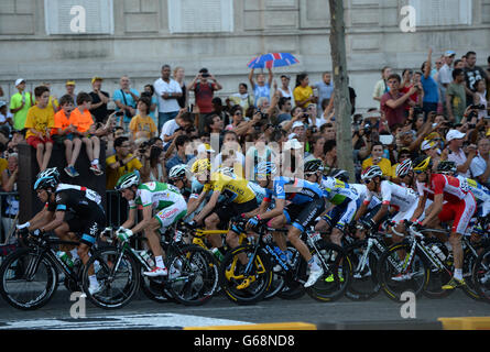 Chris Froome aus Großbritannien (gelb) von Team Sky wird von den Massen auf den Straßen von Paris während der letzten Etappe der Tour de France in Paris, Frankreich, angefeuert. DRÜCKEN SIE VERBANDSFOTO. Bilddatum: Sonntag, 21. Juli 2013. Siehe PA Story CYCLING Tour. Das Foto sollte lauten: John Giles/PA Wire. Stockfoto