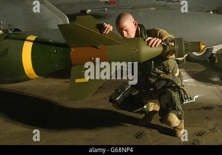 Captain Johnny 'Red' Walker, ein US-Pilot im Austausch mit der britischen Royal Air Force, inspiziert eine Laserbombe von Paveway II auf seinem Harrier GR7 auf seiner Basis in Kuwait vor einer Mission über den Irak. Stockfoto