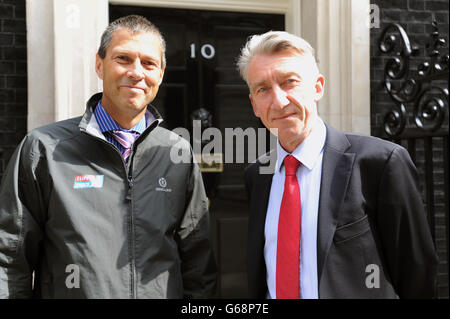 Simon Talbot (links) vor der Downing Street mit Conrad Bird, DEM GROSSARTIGEN Kampagnendirektor (rechts). Der in London geborene Profi-Skipper Simon Talbot (44) wird eine Amateurcrew leiten, die in Vorbereitung auf das 40,000-Meilen-Rennen trainiert wurde, das 11 Monate dauern wird, um 15 Häfen auf sechs Kontinenten über die achtbeinige Serie in einer Flotte von zwölf 70-Fuß-Ozeanrennen zu besuchen Yachten. Am Samstag, den 3. August, wird er mit seinem Team eine Trainingspause einlegen, um seine Yacht auf dem Trafalgar Square zu sehen. Stockfoto