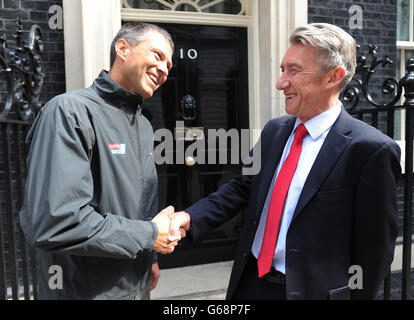 Simon Talbot (links) vor der Downing Street mit Conrad Bird, DEM GROSSARTIGEN Kampagnendirektor (rechts). Der in London geborene Profi-Skipper Simon Talbot (44) wird eine Amateurcrew leiten, die in Vorbereitung auf das 40,000-Meilen-Rennen trainiert wurde, das 11 Monate dauern wird, um 15 Häfen auf sechs Kontinenten über die achtbeinige Serie in einer Flotte von zwölf 70-Fuß-Ozeanrennen zu besuchen Yachten. Am Samstag, den 3. August, wird er mit seinem Team eine Trainingspause einlegen, um seine Yacht auf dem Trafalgar Square zu sehen. Stockfoto