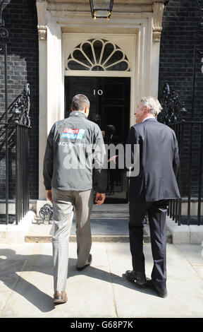 Simon Talbot (links) vor der Downing Street mit Conrad Bird, DEM GROSSARTIGEN Kampagnendirektor (rechts). Der in London geborene Profi-Skipper Simon Talbot (44) wird eine Amateurcrew leiten, die in Vorbereitung auf das 40,000-Meilen-Rennen trainiert wurde, das 11 Monate dauern wird, um 15 Häfen auf sechs Kontinenten über die achtbeinige Serie in einer Flotte von zwölf 70-Fuß-Ozeanrennen zu besuchen Yachten. Am Samstag, den 3. August, wird er mit seinem Team eine Trainingspause einlegen, um seine Yacht auf dem Trafalgar Square zu sehen. Stockfoto