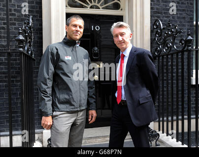 Simon Talbot (links) vor der Downing Street mit Conrad Bird, DEM GROSSARTIGEN Kampagnendirektor (rechts). Der in London geborene Profi-Skipper Simon Talbot (44) wird eine Amateurcrew leiten, die in Vorbereitung auf das 40,000-Meilen-Rennen trainiert wurde, das 11 Monate dauern wird, um 15 Häfen auf sechs Kontinenten über die achtbeinige Serie in einer Flotte von zwölf 70-Fuß-Ozeanrennen zu besuchen Yachten. Am Samstag, den 3. August, wird er mit seinem Team eine Trainingspause einlegen, um seine Yacht auf dem Trafalgar Square zu sehen. Stockfoto