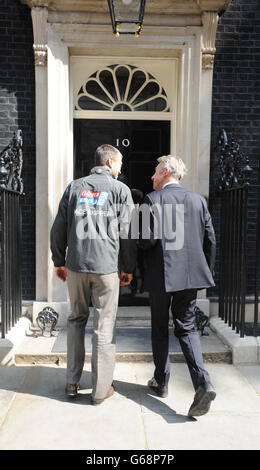 Simon Talbot (links) vor der Downing Street mit Conrad Bird, DEM GROSSARTIGEN Kampagnendirektor (rechts). Der in London geborene Profi-Skipper Simon Talbot (44) wird eine Amateurcrew leiten, die in Vorbereitung auf das 40,000-Meilen-Rennen trainiert wurde, das 11 Monate dauern wird, um 15 Häfen auf sechs Kontinenten über die achtbeinige Serie in einer Flotte von zwölf 70-Fuß-Ozeanrennen zu besuchen Yachten. Am Samstag, den 3. August, wird er mit seinem Team eine Trainingspause einlegen, um seine Yacht auf dem Trafalgar Square zu sehen. Stockfoto