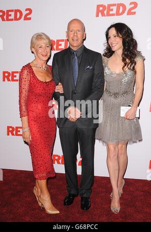 Helen Mirren, Bruce Willis und Mary-Louise Parker bei der britischen Premiere von Red 2 im Empire Leicester Square Kino in London. Stockfoto