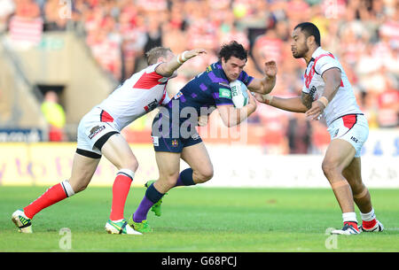 Wigan Warriors Matty Smith wird von St Helens Stuart Howarth (links) und Tony Puletua während des Super League-Spiels im Langtree Park, St Helens, angegangen. Stockfoto