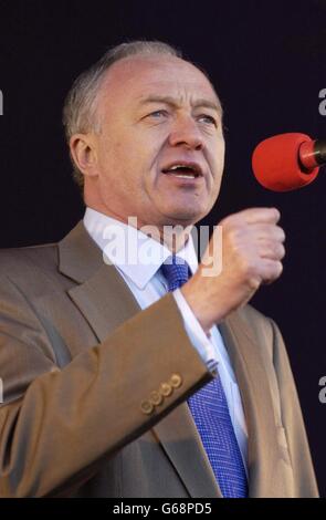 Der Bürgermeister von London, Ken Livingstone, spricht über die Anti-Kriegs-Kundgebung im Hyde Park im Zentrum von London. Stockfoto