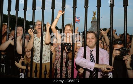 Die großen wartenden Massen jubeln, als die Queen's Press Secretary Ailsa Anderson mit Badar Azim ein Fußmann Platz auf einer Staffelei im Vorplatz des Buckingham Palace eine Benachrichtigung, die Geburt eines kleinen Jungen zu verkünden, Um 16.24 Uhr an den Duke and Duchess of Cambridge im St. Mary's Hospital im Westen Londons. Stockfoto