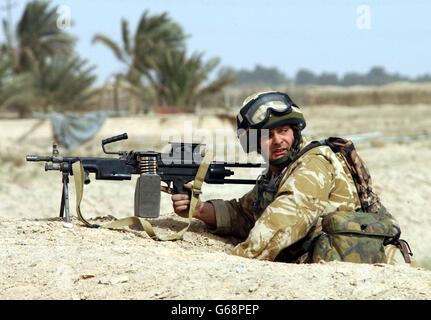 Ein Mitglied der Light Infantry, das neben dem britischen 2. Royal Tank Regiment operiert, sichert sich eine Position in der Nähe von Basra. Stockfoto