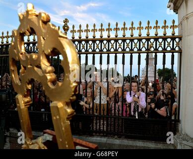 Die großen wartenden Massen jubeln, als sie die Nachrichten auf einer Staffelei im Vorhof des Buckingham Palace lesen, um die Geburt eines kleinen Jungen um 4.24 Uhr an den Herzog und die Herzogin von Cambridge im St. Mary's Hospital im Westen Londons zu verkünden. Stockfoto