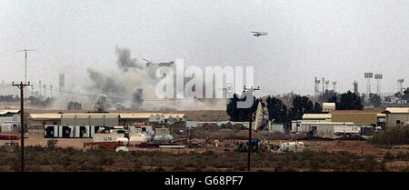 US-Cobra-Angriffshubschrauber bombardieren den südirakischen Hafen Umm Qasr, da Mitglieder der US 15 Marine Expeditionary Unit (MEU) weiterhin irakische Streitkräfte in der Stadt bekämpfen. Stockfoto