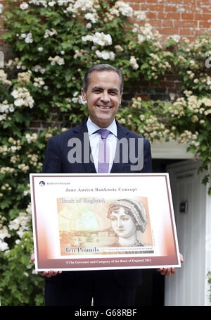 Mark Carney, der Gouverneur der Bank of England, mit der 10-Pfund-Note mit Jane Austen im Jane Austen House Museum in Chawton, nahe Alton. Die Austen-Note wird innerhalb eines Jahres nach der Churchill £5-Note ausgegeben, die im Jahr 2016 ausgegeben werden soll. Stockfoto