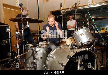 Will Champion von der Band Coldplay bei den Proben für eine Sonderausgabe der Mark & Lard Show auf BBC Radio1 in den Maida Vale Studios, West London. Stockfoto