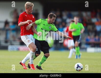 Fußball - vor der Saison freundlich - Forest Green Rovers gegen Cardff City - The New Lawn. Alexander Cornelius von Cardiff City fordert Forest Green Rovers Jared Hodgkiss während der Vorsaison im New Lawn, Nailsworth, heraus. Stockfoto