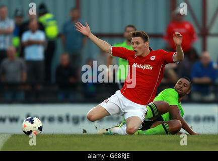 Fußball - vor der Saison freundlich - Forest Green Rovers gegen Cardff City - The New Lawn. Joe Mson von Cardiff City wird verschmutzt und gewinnt während der Vorsaison eine Strafe im New Lawn, Nailsworth. Stockfoto