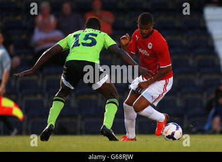 Fußball - vor der Saison freundlich - Forest Green Rovers gegen Cardff City - The New Lawn. Fraser Campbell von Cardiff City stellt sich während der Vorsaison im New Lawn, Nailsworth, gegen Eddie Oshodi von Forest Green. Stockfoto