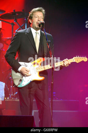 Eric Clapton tritt auf der Bühne während des zweiten in einer Reihe von Sonderkonzerten für die Teenage Cancer Trust Charity in der Royal Albert Hall im Zentrum von London auf. * die Teenage Cancer Trust Shows sind die Idee des WHO-Frontmanns Roger Daltrey und des Co-Vorsitzenden der Wohltätigkeitsorganisation Dr. Adrian Whiteson. Stockfoto