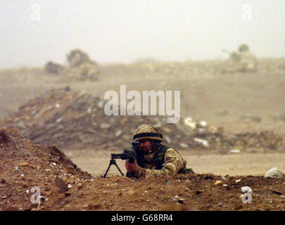 Leichte Infanterie vom 2. Royal Tank Battle Gruppe greifen Az Zubaya in der Nähe von Basra, Irak, in den frühen Morgenstunden an. Stockfoto