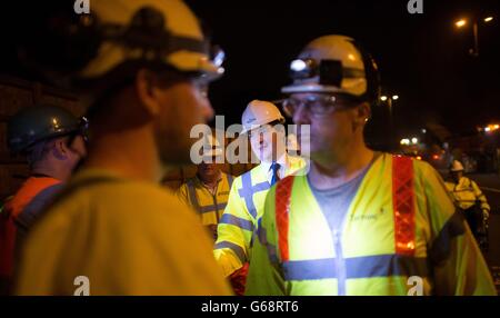 Schatzkanzler George Osborne trifft auf einem Abschnitt der Autobahn M6 in der Nähe von Birmingham auf Arbeitnehmer, wo er sah, wie ein Straßenmanagement-System gebaut wurde, während die Straße geschlossen wurde. Stockfoto