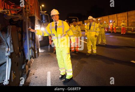 Schatzkanzler George Osborne trifft auf einem Abschnitt der Autobahn M6 in der Nähe von Birmingham auf Arbeitnehmer, wo er sah, wie ein Straßenmanagement-System gebaut wurde, während die Straße geschlossen wurde. Stockfoto