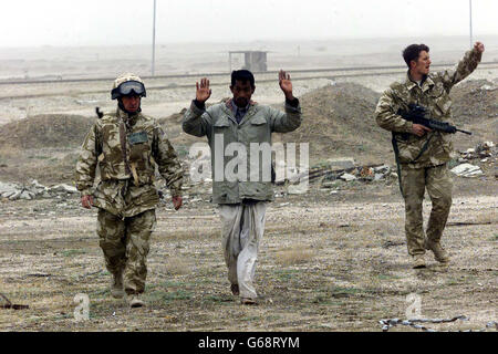 Z Firma der Wüstenratten fangen einen angeblichen Plünder um eine lokale Ölraffinerie, südöstlich von Basra, Irak. Stockfoto