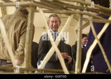 Der Prinz von Wales spaziert während seines Besuchs in Poundbury in Dorset im Rahmen der Feierlichkeiten zum 10. Jahrestag der Entwicklung durch eine lokale Produztmesse. Der Prinz besichtigte eine Ausstellung, die die kurze Geschichte des Dorfes in der Nähe von Dorchester schildert. * Er sah Ausstellungen, darunter Fotos und Biographien von Anwohnern sowie Pläne für die Zukunft des Dorfes, die er an der Gestaltung mithalf. Poundbury hat jetzt mehr als 700 Einwohner und hat ein langfristiges Ziel von 2,500 Häusern. Stockfoto