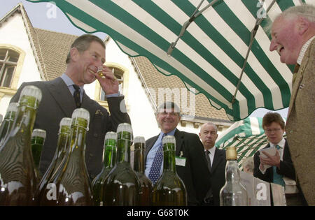 Der Prinz von Wales probt einen Tropfen Apfelwein während seines Besuchs in Poundbury in Dorset, im Rahmen der Feierlichkeiten zum 10-jährigen Bestehen der Entwicklung. Der Prinz besichtigte eine Ausstellung, die die kurze Geschichte des Dorfes in der Nähe von Dorchester schildert. *...Er sah Ausstellungsstücke, darunter Fotos und Biographien von Anwohnern sowie Pläne für die Zukunft des Dorfes, die er mitgestaltet hat. Poundbury hat jetzt mehr als 700 Einwohner und hat ein langfristiges Ziel von 2,500 Häusern. Stockfoto