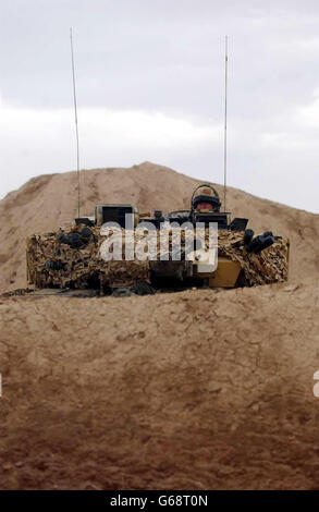 Stabsfeldwebel Jerome Tyson aus Monmouth, Mitglied der Dragoon Guards der Königin, 3 Commando mit seinem leichten Panzer Scimitar. Im Südirak. Stockfoto