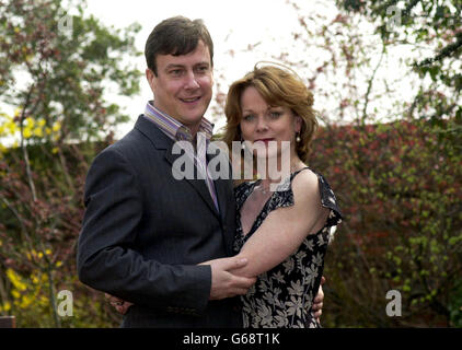 Schauspieler Stephen Tompkinson und Samantha Bond während einer Fotocall in London, Gastgeber des Tommy's Parent Friendly Award in Zusammenarbeit mit Huggies. Stockfoto