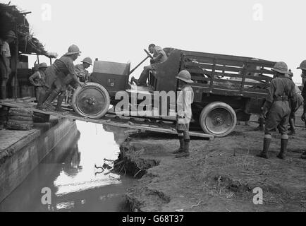 1915: Britische Soldaten der Indian Expeditionary Force landen von einem Flussdampfer aus Motorfahrzeuge. Im Sommer 1915 zog die IEF den Tigris hinauf in Richtung Bagdad, als Teil des Krieges gegen die Osmanischen Türken. Stockfoto