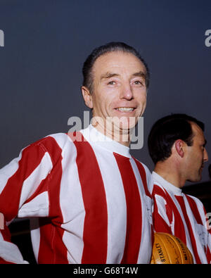 01/01/1915 GEBOREN AN DIESEM TAG - SIR STANLEY MATTHEWS Stanley Matthews mit dem Ball vor seinem Zeugnis Spiel bei Stoke, sein letztes Spiel vor dem Ruhestand. Stockfoto