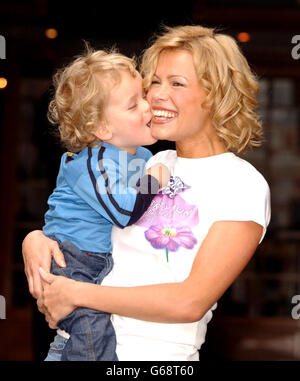 Model Melinda Messenger mit ihrem Sohn Morgan, zwei, während einer Fotoserie im Grosvenor House Hotel in London, nachdem sie 2003 zur Quality Street Celebrity Mom of the Year ernannt wurde. Stockfoto