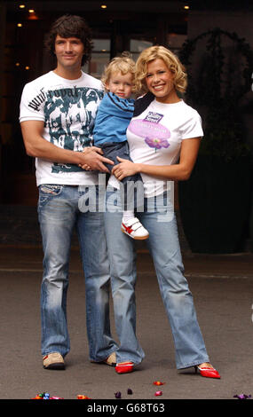 Model Melinda Messenger mit ihrem Mann Wayne Roberts und ihrem Sohn Morgan, zwei, während einer Fotoserie im Grosvenor House Hotel in London, nachdem sie 2003 zur Quality Street Celebrity Mom of the Year ernannt wurde. Stockfoto