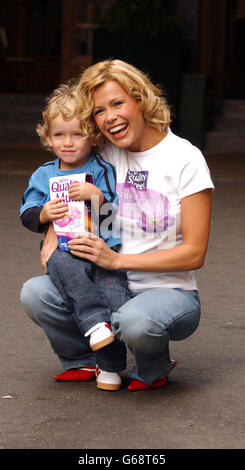 Model Melinda Messenger mit ihrem Sohn Morgan, zwei, während einer Fotoserie im Grosvenor House Hotel in London, nachdem sie 2003 zur Quality Street Celebrity Mom of the Year ernannt wurde. Stockfoto