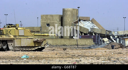 Leichte Infanterie und 2. Royal Tank Regiment (Desert Rats) zerstören eine Miliz-Hauptquarter in Az Zubaya bei Basra. Der taktische Ansatz, der angewandt wird, ist nun der Aufbau von Kämpfen. Fedayeen-Milizen und Baath-Separatisten haben von hier aus Guerilla-Angriffe auf britische Truppen durchgeführt. Stockfoto