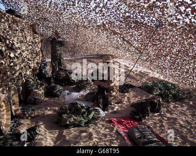 Bild zur Verfügung gestellt 27/03/03 von Mitgliedern der Zero Delta, Z Company, 1. Bataillon Royal Regiment of Fusiliers. Ihr Bett liegt auf dem Sand neben dem Warrior-Truppenträger. Stockfoto