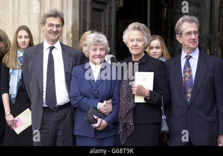 Die Witwe des verstorbenen Lord Jenkins, Dame Jennifer (2. Rechts), verlässt einen Thanksgiving-Gottesdienst für ihren verstorbenen Mann, der in der Westminster Abbey im Zentrum von London abgehalten wird. Dame Jennifer wird von ihrem Sohn Charles (links), Dame Shirley Williams und Lord Rodgers von Quarry Bank begleitet. * Lord Jenkins, der im Januar in seinem Oxfordshire-Haus starb, war im Alter von 82 Jahren Kanzler der Universität Oxford und Gründungsmitglied der SDP. Er wurde als „Großvater der New Labour“ bezeichnet und war ein Freund und Mentor von Premierminister Tony Blair. Stockfoto