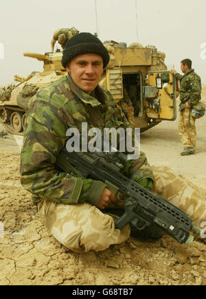 Rick Walker, 21, Queen's Dragoon Guards, an der Frontlinie südlich von Basra, Irak. Stockfoto