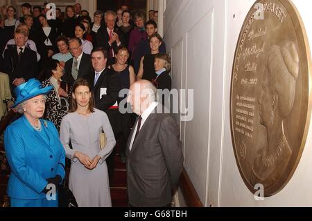 Die britische Königin Elizabeth II. Und ihre Nichte Lady Sarah Chatto (die Tochter der verstorbenen Prinzessin Margaret) bewundern das Werk des Bildhauers Rizello (rechts), einer Gedenktafel, die Prinzessin Margaret gewidmet ist, im Royal Opera House. * die Königin besichtigte die neu erbaute Royal Ballet School, die sie heute Nachmittag offiziell in Covent Garden eröffnete. Stockfoto
