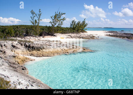 Felsige Landschaft mit kristallklarem Wasser am Strand von Half Moon Cay (Bahamas). Stockfoto