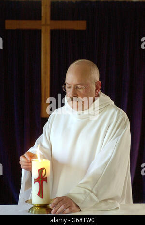 Reverend William Mounsey, anglikanischer Kaplan bei RAF Leuchers, Leuchers, Fife. Er ist abgebildet, wie er eine Kerze für den Frieden in der St. Paul und St. Michaels Kirche an der Basis anzündet. Stockfoto