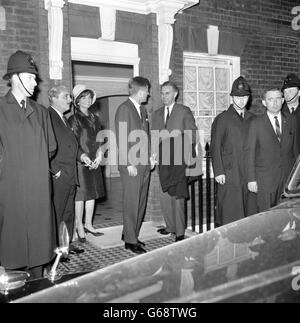 Präsident John Kennedy von Amerika im Bild auf dem London Airport (Heathrow) kurz bevor er letzte Nacht nach seinem Wirbelwind-Besuch in der britischen Hauptstadt nach Hause auffuhr. Seine Frau, Frau JACQUELINE KENNEDY, blieb in London, bevor sie zu einem Besuch nach Griechenland aufging. Stockfoto