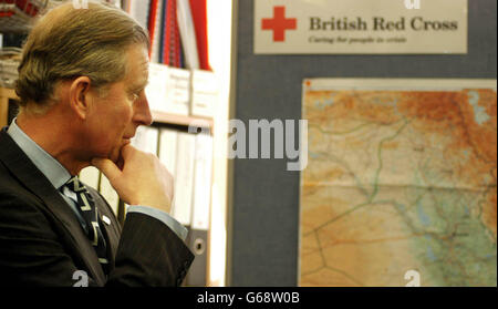 Der Prinz von Wales besucht das Rote Kreuz in London. Nach dem Tod seiner Großmutter, der Königin Mutter, im vergangenen Jahr, hat er ihre Rolle als Präsidentin dieser Wohltätigkeitsorganisation übernommen. * Prinz Charles studiert eine Landkarte des Irak während eines informellen Briefings über die Hilfsorganisationen. Stockfoto