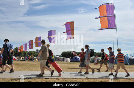 Die Menschen kommen während des Womad Festivals 2013 an, das im Charlton Park in Wiltshire stattfindet. Stockfoto