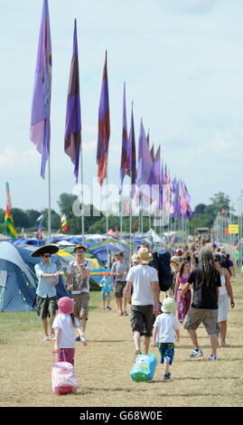 Die Menschen kommen während des Womad Festivals 2013 an, das im Charlton Park in Wiltshire stattfindet. Stockfoto