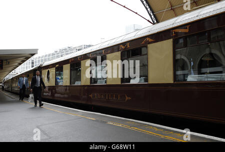 Der britische Pullman, der Schwesterzug zum Venice Simplon-Orient-Express, befindet sich am Bahnhof Victoria in London. Stockfoto