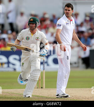 Der australische Schlagmann Michael Clarke läuft am vierten Tag des ersten Investec Ashes Testmatches in Trent Bridge, Nottingham, vorbei an dem englischen Bowler James Anderson. Stockfoto