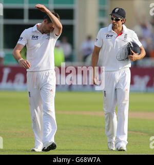 Der englische Kapitän Alastair Cook (rechts) spricht am vierten Tag des ersten Investec Ashes-Testmatches in Trent Bridge, Nottingham, mit seinem niedergetrabenen Bowler James Anderson. Stockfoto