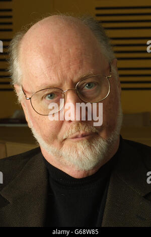 Komponist John Williams Porträt beim Arbeiten mit George Lucas und dem London Symphony Orchestra, 20. Januar 2002, während der Aufnahme von Musik für Star Wars Film Episode II – Angriff der Klonkrieger, in den Londoner Abbey Road studios Stockfoto