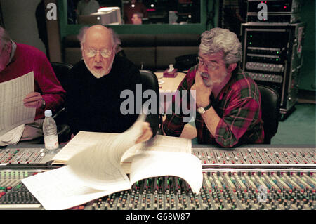 Komponist John Williams, mit George Lucas und dem London Symphony Orchestra gestern, 20. Januar 2002, während der Aufnahme von Musik für Star Wars Film Episode II – Angriff der Klonkrieger, in den Londoner Abbey Road Studios zu arbeiten. Stockfoto