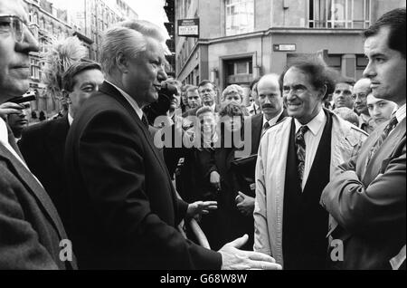 Russian Premier Boris Nikolayevich Yeltsin Gruß Passanten auf einen bemerkenswert offen unangekündigte Rundgang in der City of London. Er wurde zu einem unangekündigten Besuch in der Europäischen Bank für Wiederaufbau und Entwicklung in London, finanzielle Hilfe für die russische Wirtschaft am Rande des Zusammenbruchs zu der Zeit, einen Monat nach der Auflösung der UdSSR und der Einführung der freien Marktwirtschaft zu suchen. 30. Januar 1992. Stockfoto